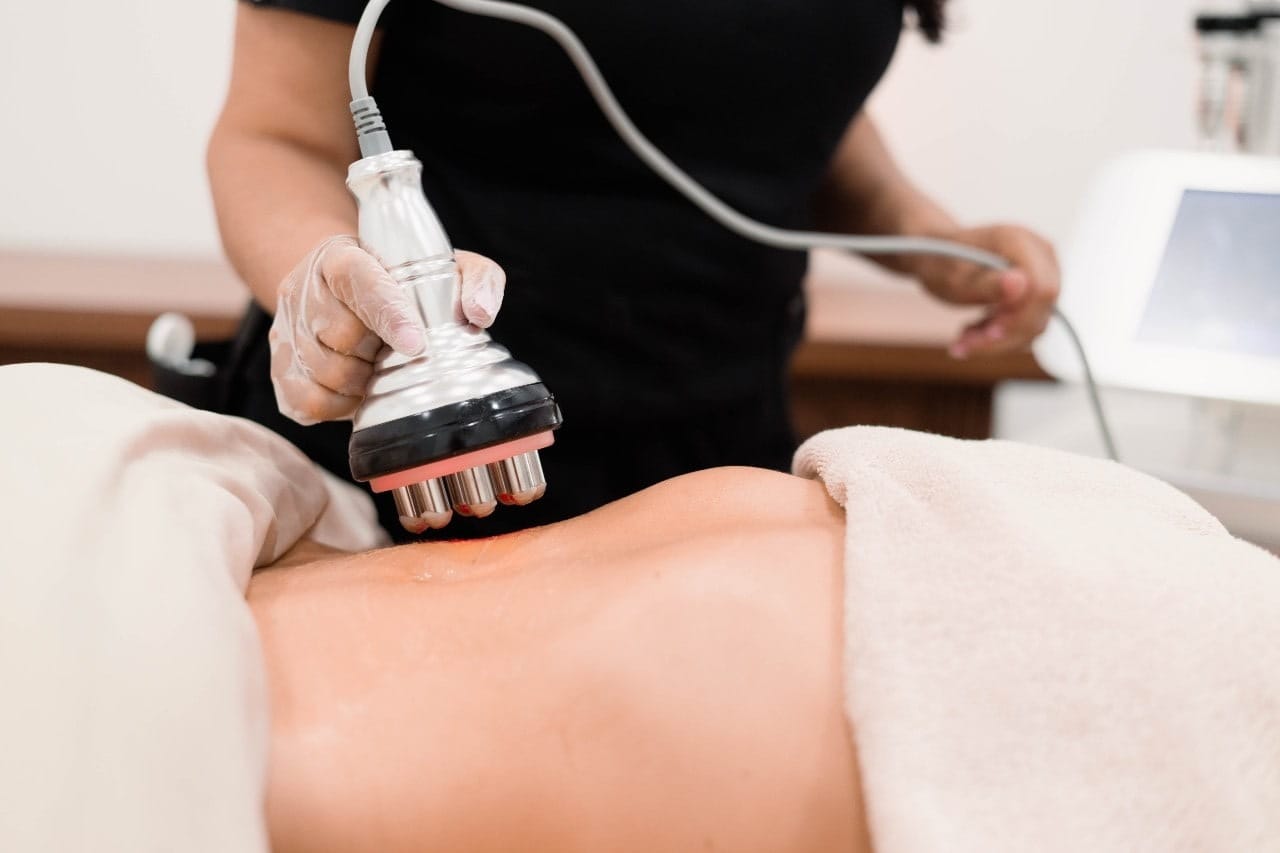 Mulher fazendo radiofrequência na barriga
