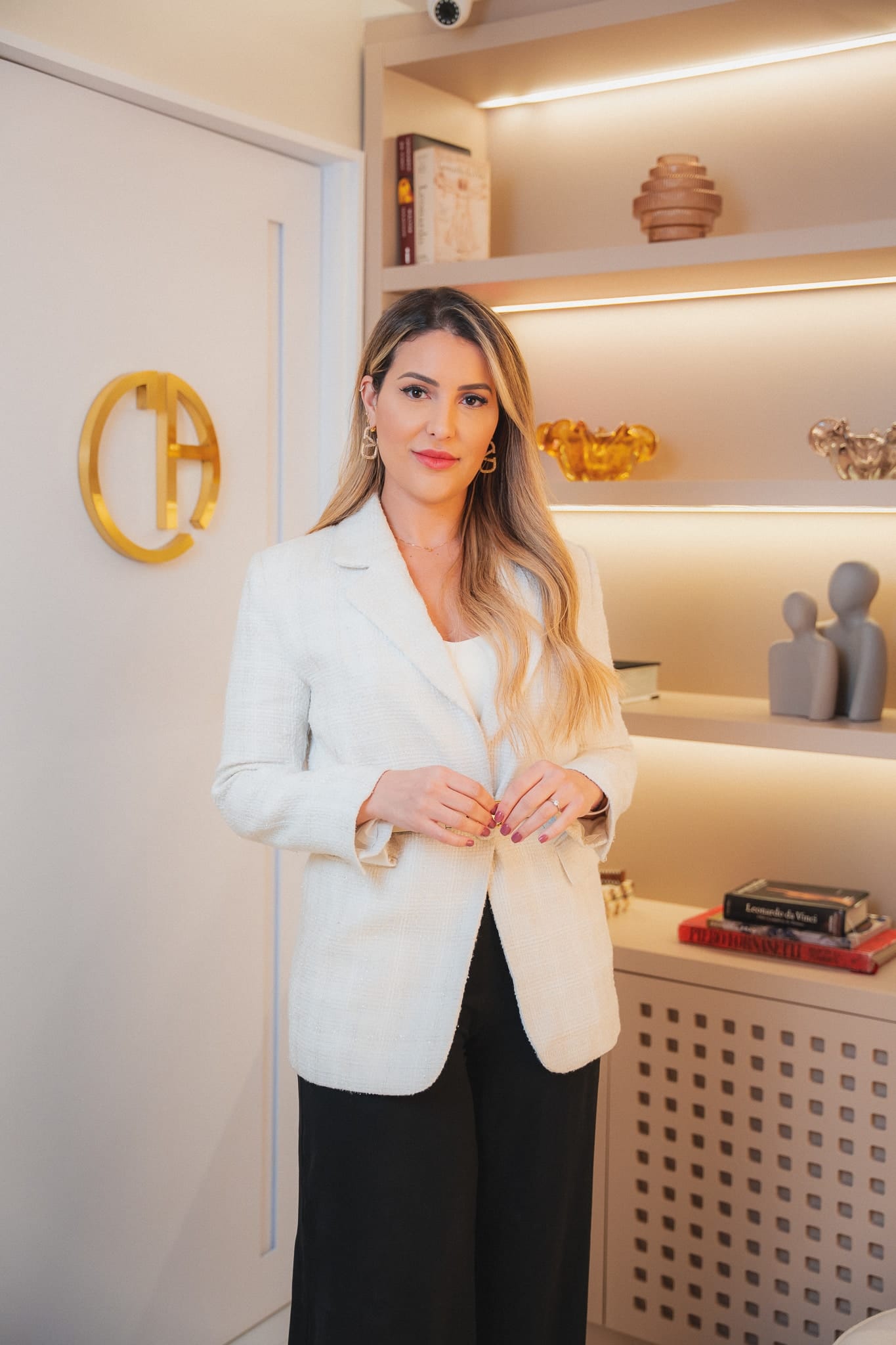 Dra. Caroline Antunes Dermatologia em pé na Clínica Caroline Antunes na Barra da Tijuca Rio de Janeiro