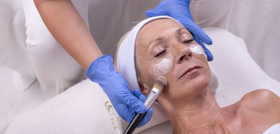 Mulher fazendo tratamento para envelhecimento facial