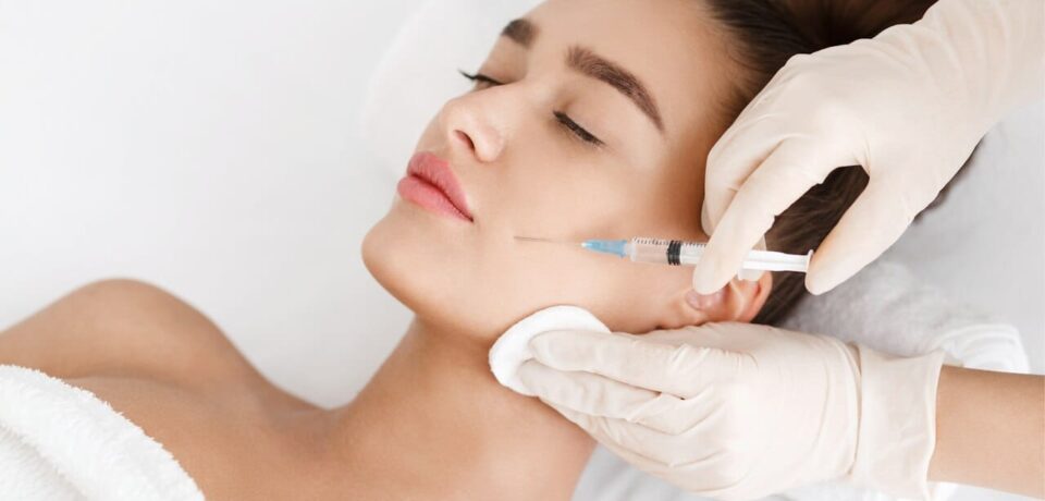 Mulher fazendo harmonização facial