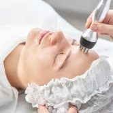 Mulher preparando-se para fazer a radiofrequência deitada