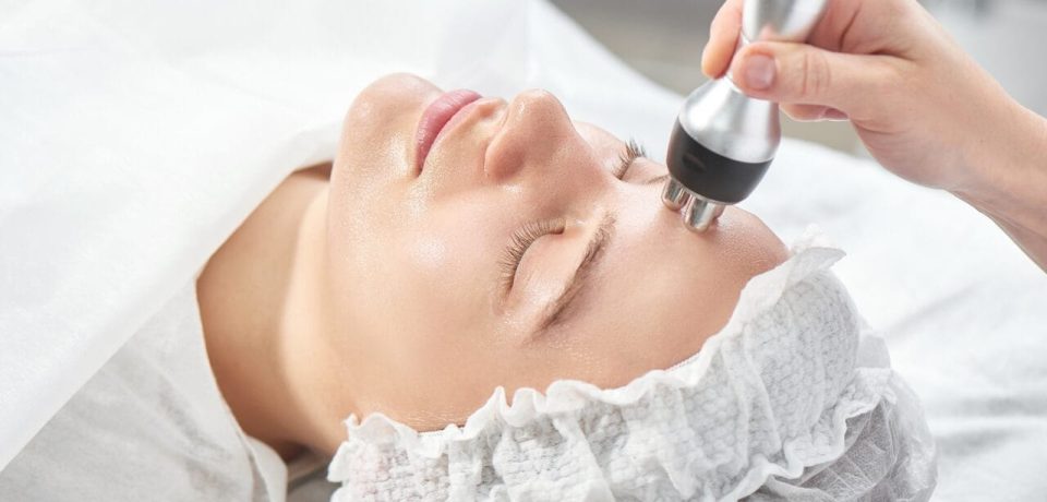 Mulher preparando-se para fazer a radiofrequência deitada