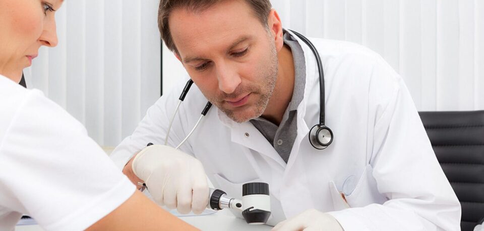Médico investigando demartite em homem